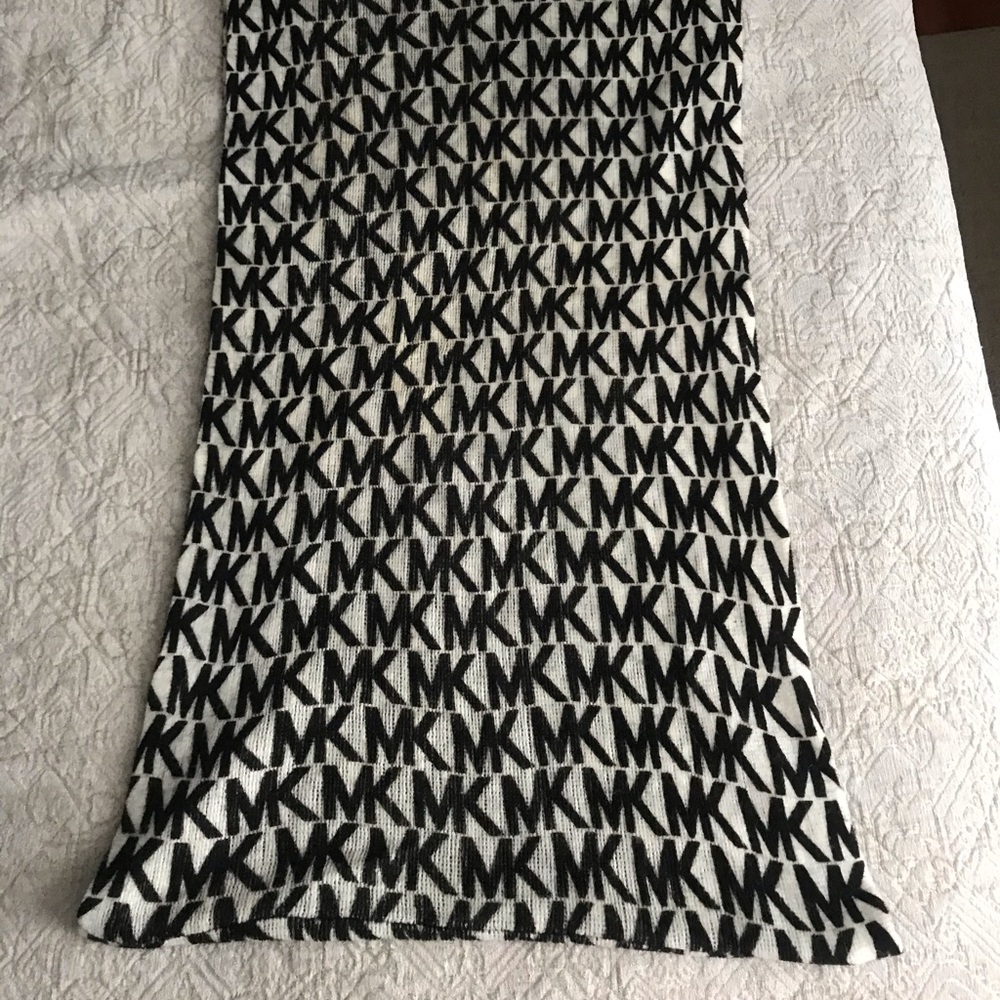 Michael Kors Infinity Scarf - Picture 1 of 6
